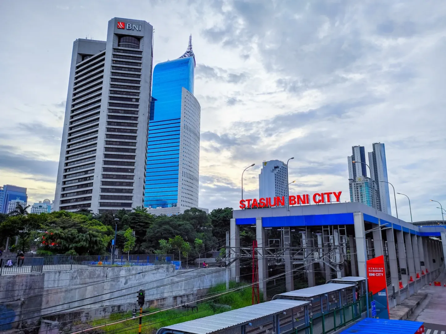 Stasiun Terdekat dari Bandara Soekarno-Hatta: Panduan Naik Kereta Bandara ke Soetta