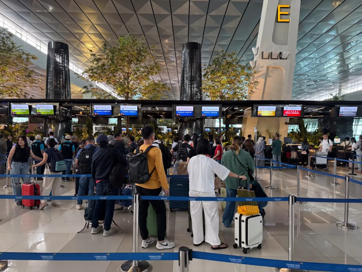 Memahami Definisi Transit Pesawat, Bedanya dengan Transfer, dan Panduan di Bandara